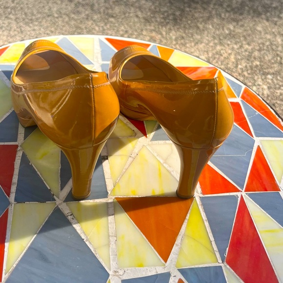 NWOT STUART WEITZMAN For Russell & Bromley Patent Platform Pumps Nude/Tan/Mustd - Picture 4 of 7